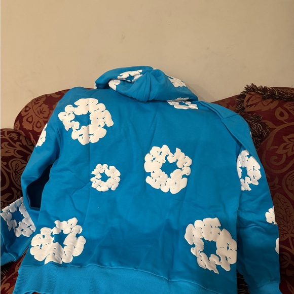 The Cotton Wreath Sweatshirt - Picture 2 of 2